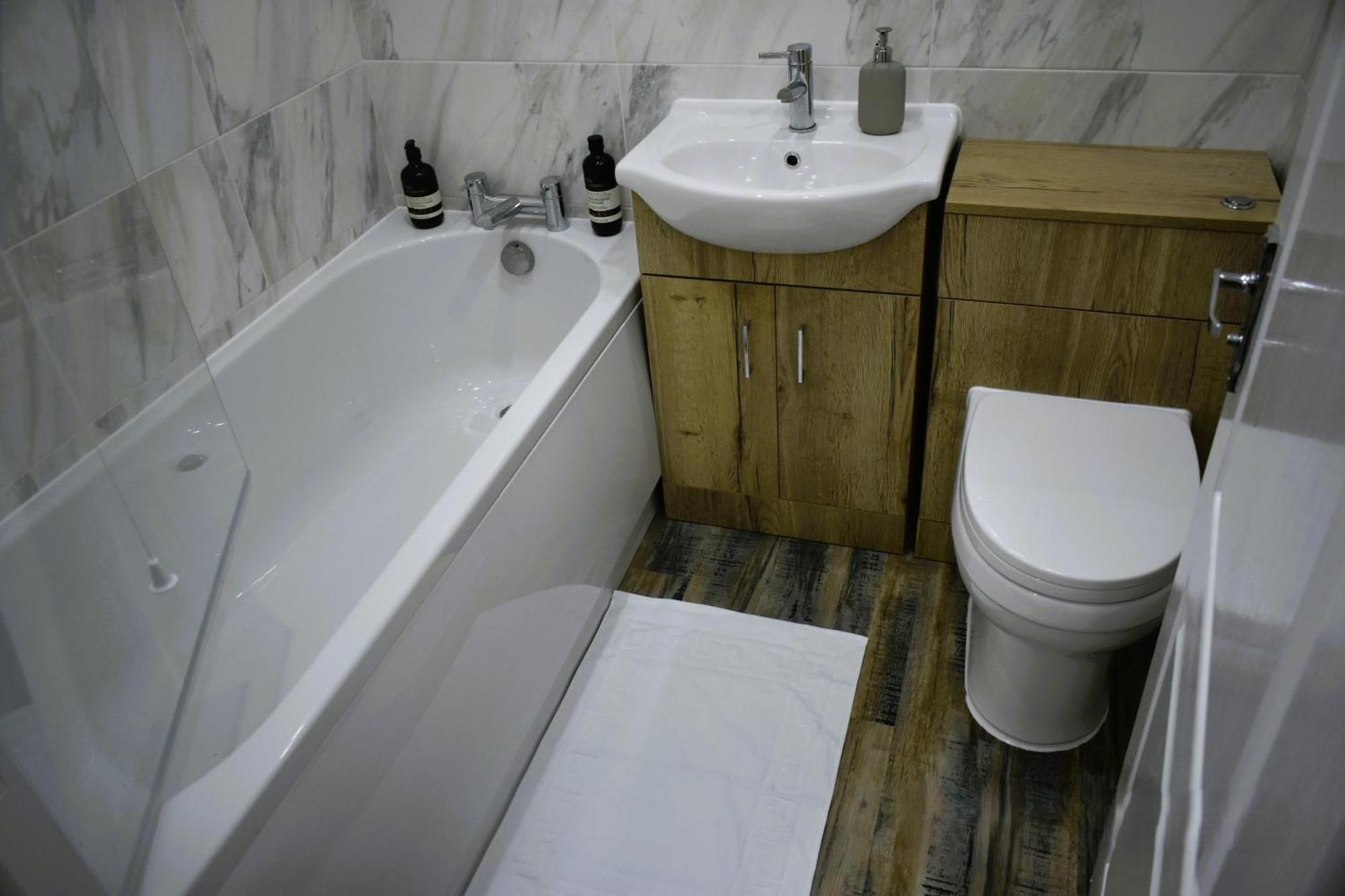 Luxury 2 Bed House With 3 Beds,3 Free Parking Lot In Dartford Near Town Centre, Adjacent Bus Stop, Train Station, Bluewater Mall, 25Mins To London City Airport,20 Miles From Central London Extérieur photo