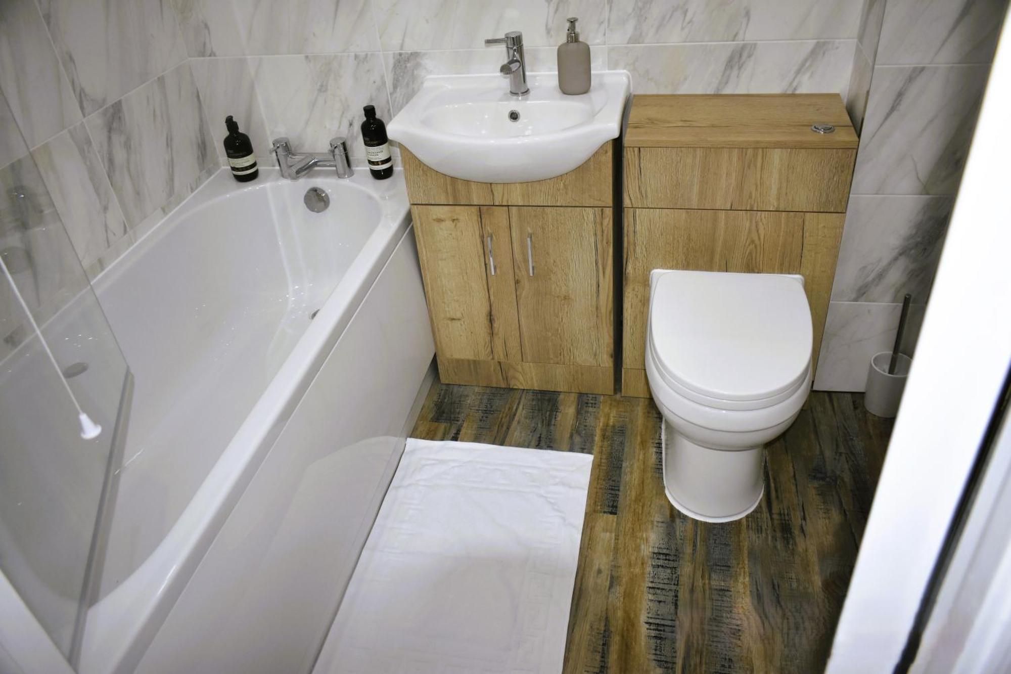 Luxury 2 Bed House With 3 Beds,3 Free Parking Lot In Dartford Near Town Centre, Adjacent Bus Stop, Train Station, Bluewater Mall, 25Mins To London City Airport,20 Miles From Central London Extérieur photo